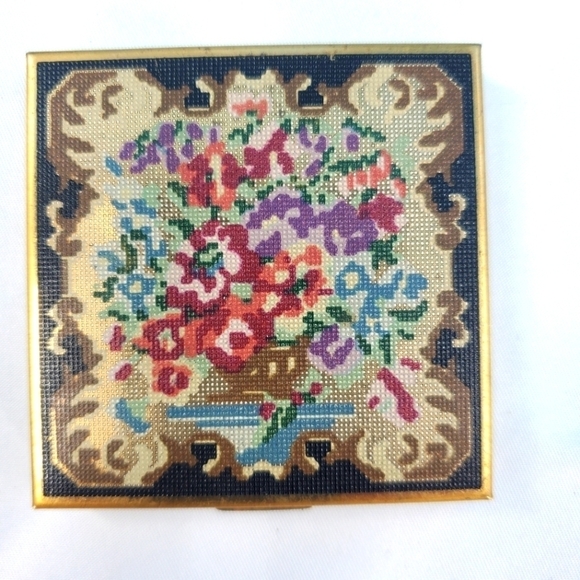Volupte vintage needlepoint design square compact - Picture 1 of 12